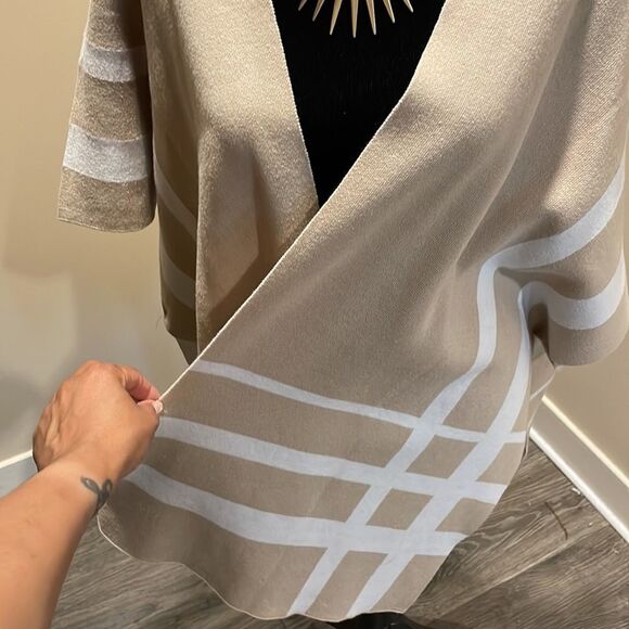 🎉 HP 🎉 Liz Claiborne Wrap in Beige Cream Poncho - Picture 11 of 12